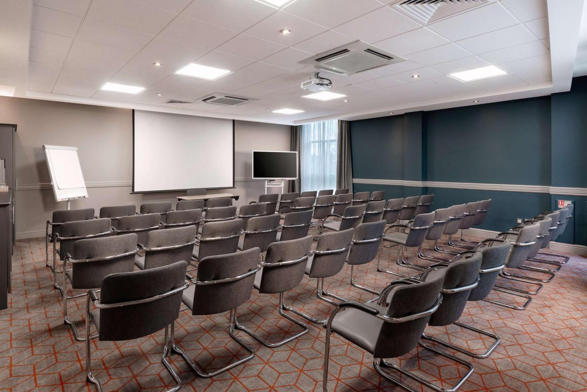 Hilton Garden London Heathrow Airport 4*
